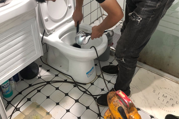南昌馬桶堵塞自己疏通還是找師傅？專業上門服務讓你省時更省心